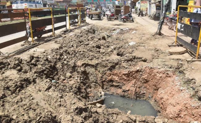 मुहल्ला दर मुहल्ला सड़कें खोद भूल गये जिम्मेदार, लोग हो रहे परेशान
