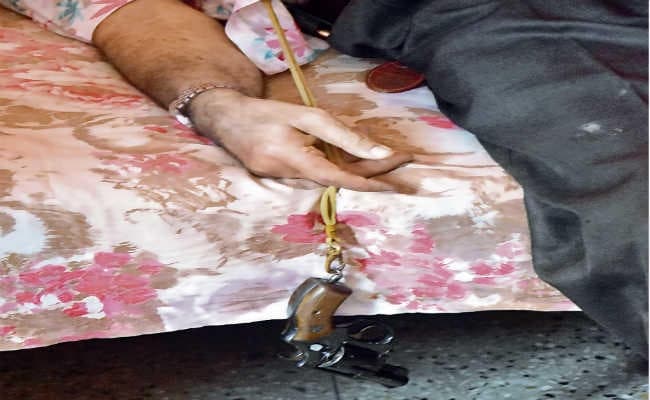 पत्नी रह गई अवाक, बिल्डर ने कहा – मैं मरने जा रहा हूं, और मार ली कनपटी पर गोली