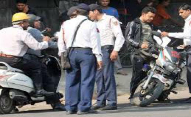 ट्रैफिक के नये नियम लागू होने के पहले दिन ही दिल्ली में कटे 3,900 चालान