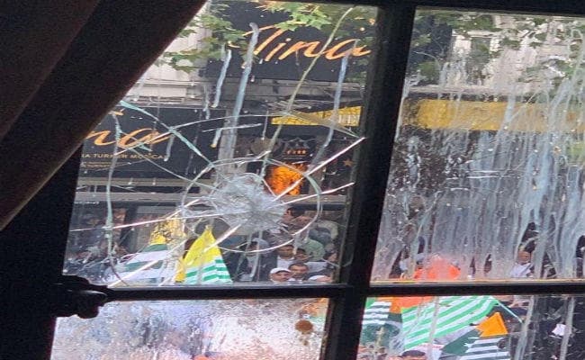 लंदन में पाकिस्तान समर्थकों ने भारतीय उच्चायोग के इमरात पर की पत्थरबाजी