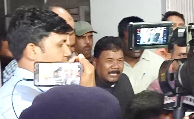Ranchi : झारखंड के पूर्व खेल मंत्री बंधु तिर्की को एंटी करप्शन ब्यूरो ने किया गिरफ्तार Ranchi : झारखंड के पूर्व खेल मंत्री बंधु तिर्की को एंटी करप्शन ब्यूरो ने किया गिरफ्तार
