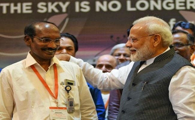 PM मोदी ने ISRO चेयरमैन की पीठ थपथपाई, कहा- जो किया वो छोटा नहीं था, उम्मीद की किरण बाकी