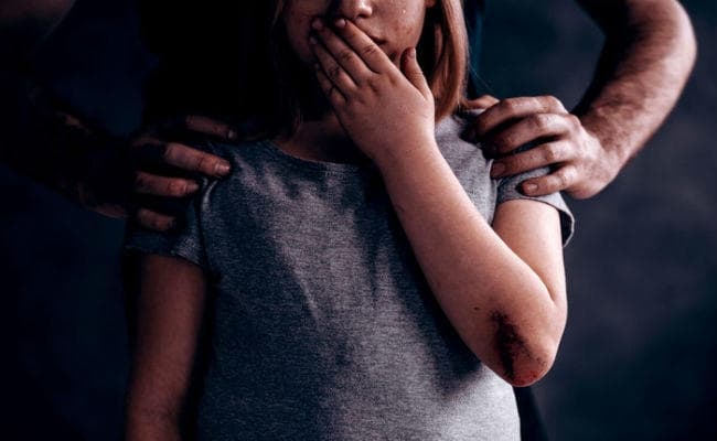 बेटियों से दुष्कर्म के आरोप में सौतेला पिता गिरफ्तार