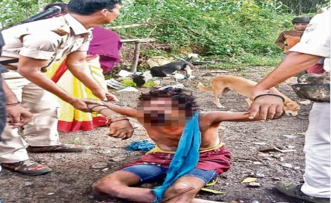 बच्चा चोर के संदेह में विक्षिप्त को पेड़ में बांध कर पीटा