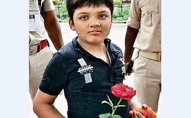 …..जब पीएम मोदी से ऑटोग्राफ नहीं ले पाने पर जोर-जोर से रोने लगा पांचवीं का छात्र