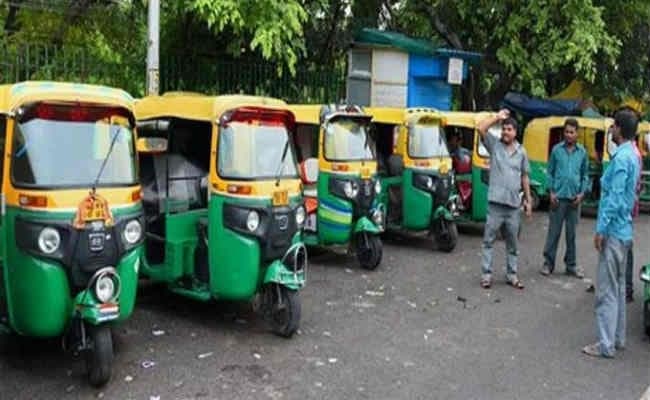 दिल्ली-एनसीआर में ट्रांसपोर्टर्स की हड़ताल, नहीं मिल रहे ऑटो-टैक्सी, मुश्किल में फंसे लोग