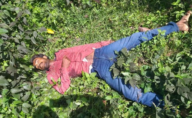 पीएलएफआइ के नक्सलियों ने फेरीवाले से लूटपाट के बाद गोली मारकर की हत्या