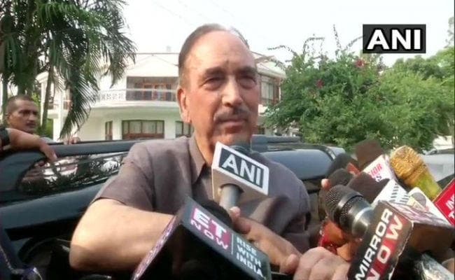 कश्मीर घाटी के दौरे पर गुलाम नबी आजाद, कहा- प्रशासन का इतना आंतक कभी नहीं देखा
