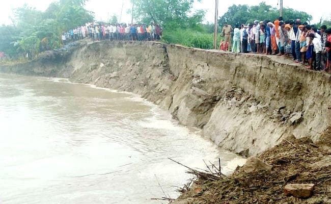 नेपाल में भारी बारिश से गंडक के निचले इलाकों में हाई अलर्ट, तटबंध के कटाव को लेकर गांवों को खाली करने का आदेश