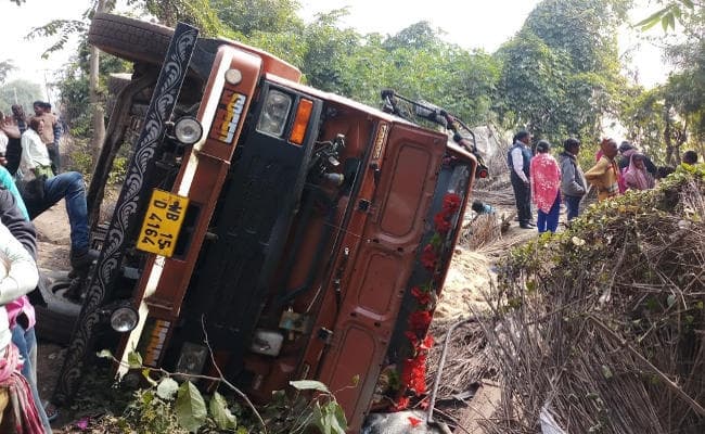 सड़क हादसों में 12 की मौत, आक्रोशित लोगों ने फूंके 12 वाहन