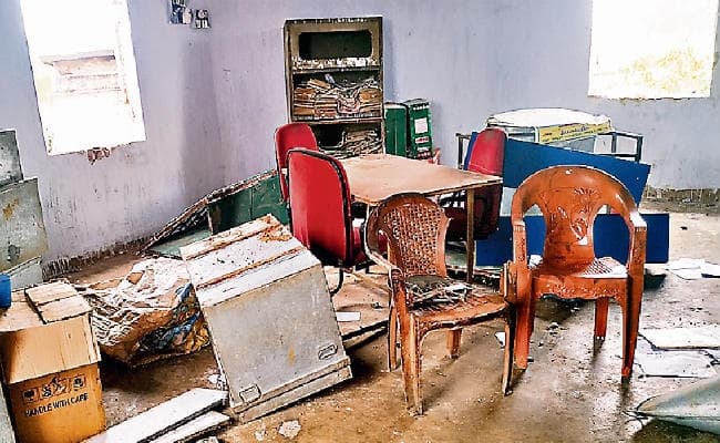 सोनाहातू : हाथियों ने सोनाहातू के तिलाईपिड़ी स्थित विद्यालय में मचाया उत्पात