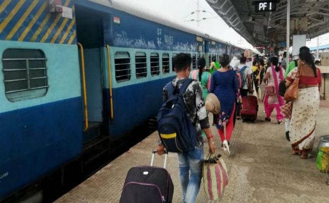 हड़ताल :पूर्व रेलवे की 175 लोकल ट्रेनें रद्द कर दी गयीं