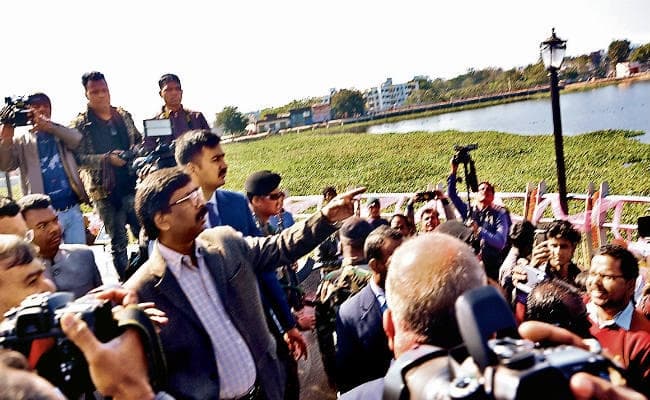 तालाब के गंदे पानी को देख सीएम नाराज, कहा- तालाब को छोटा न करें