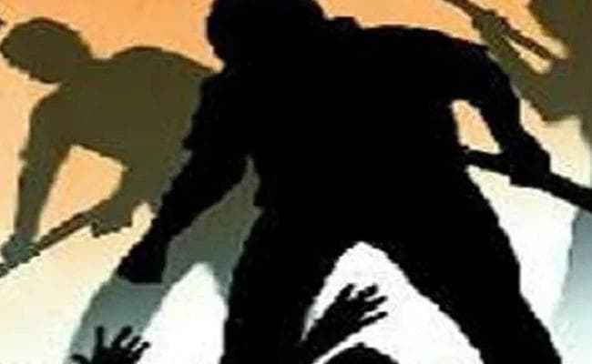 बिहार/बक्सर में शराबी को छुड़ाने के लिए आक्रोशित भीड़ ने किया थाने का घेराव, लाठीचार्ज
