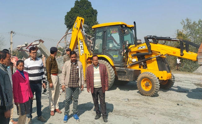 रामगढ़ : दुलमी के चार अवैध क्रशर पर चला प्रशासन का बुलडोजर, पत्थर माफिया में हड़कंप