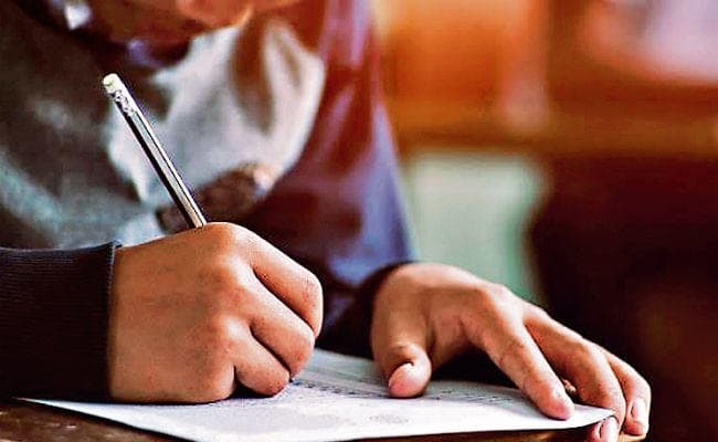 इंटर में कम हुए 73 हजार परीक्षार्थी, पांच साल में पहली बार तीन लाख से कम हुई इंटर के परीक्षार्थियों की संख्या
