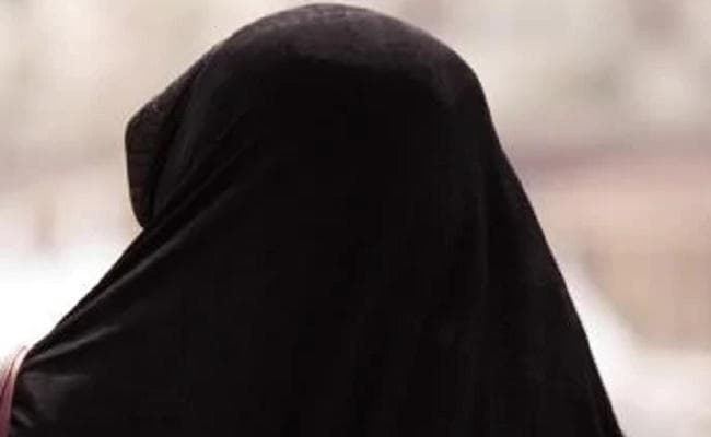 पीड़िता ने सुनायी आपबीती, बोलीं- शौहर कहते हैं, अब्बा जवान हैं, ”सहयोग” करो, नहीं तो दे देंगे तलाक पीड़िता ने सुनायी आपबीती, बोलीं- शौहर कहते हैं, अब्बा जवान हैं, ”सहयोग” करो, नहीं तो दे देंगे तलाक