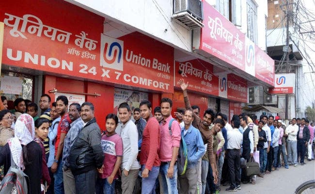 खुले बैंक, एटीएम पर लंबी कतार
