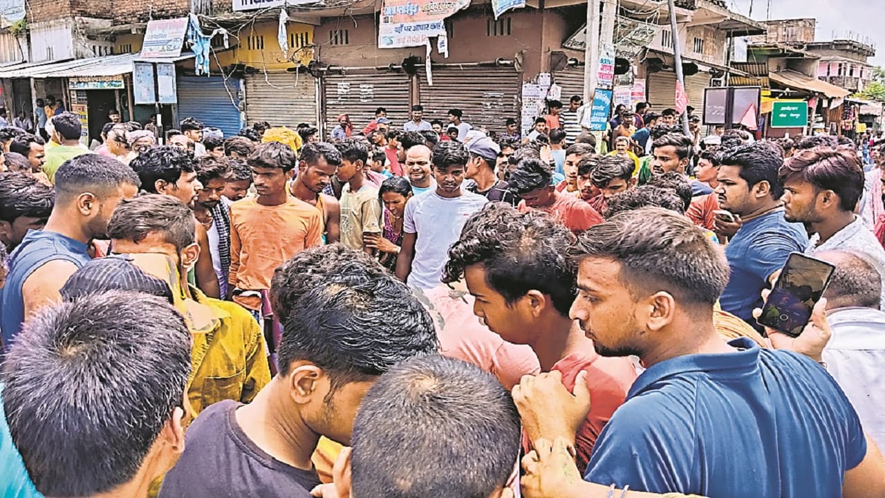 सीवान में पॉलिटेक्निक के छात्र की गोली मारकर हत्या, उग्र लोगों ने 2 घंटे तक जाम रखा चैनपुर का आंबेडकर चौक सीवान में पॉलिटेक्निक के छात्र की गोली मारकर हत्या, उग्र लोगों ने 2 घंटे तक जाम रखा चैनपुर का आंबेडकर चौक