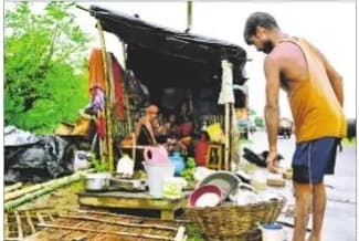 Flood in bihar : सड़क किनारे मवेशियों के संग काट रहे हैं जीवन, कोरोना काल में बाढ़ बनी मुसीबत