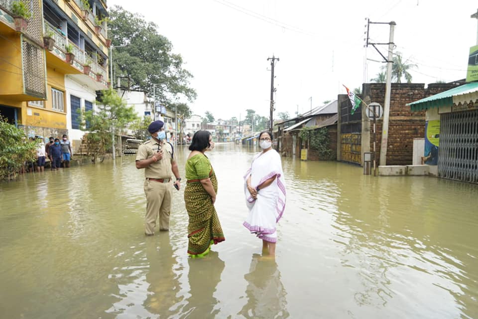 बाढ़ प्रभावित इलाकों में ममता का दौरा, पीड़ितों से मुलाकात, बोलीं- दिल्ली भेजेंगे प्रतिनिधिमंडल