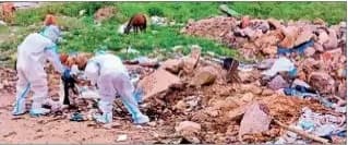 बड़ी लापरवाही, नदी में पीपीइ किट फेंक दे रहे हैं एंबुलेंस ड्राइवर, जानें क्या है नियम