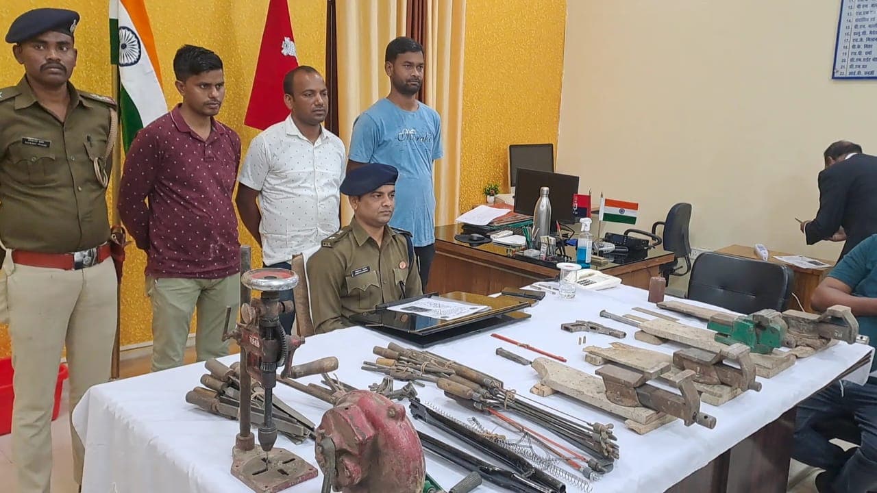 Bihar: मुंगेर में 5 मिनी गन फैक्ट्री का खुलासा, दियारा में तैयार किया जा रहा था आतंक का सामान Bihar: मुंगेर में 5 मिनी गन फैक्ट्री का खुलासा, दियारा में तैयार किया जा रहा था आतंक का सामान
