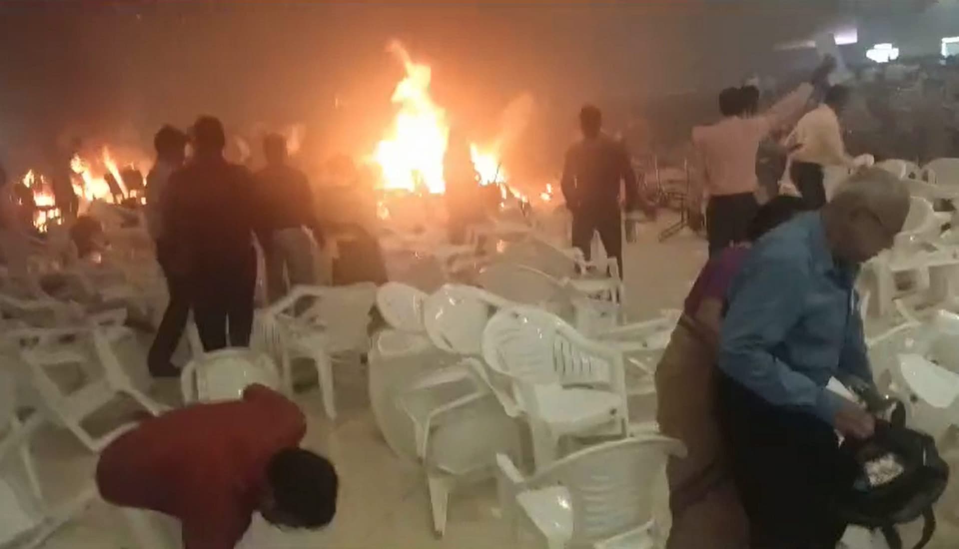 Kerala Blast: केरल धमाका- हमलावर ने किया सरेंडर, IED विस्फोट में दो महिला की मौत, 50 से ज्यादा घायल Kerala Blast: केरल धमाका- हमलावर ने किया सरेंडर, IED विस्फोट में दो महिला की मौत, 50 से ज्यादा घायल