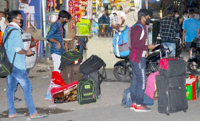 स्पेशल पास से बेटे-बेटी को कोटा से नवादा लेकर आये बीजेपी विधायक, सियासत तेज