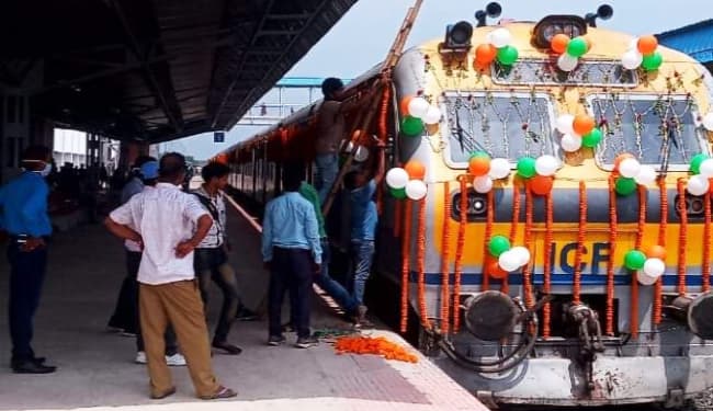 अटल बिहारी बाजपेयी का सपना जल्द होगा साकार, हाजीपुर से वैशाली तक सज-धज कर पहुंची ट्रेन, परिचालन की जल्द होगी घोषणा