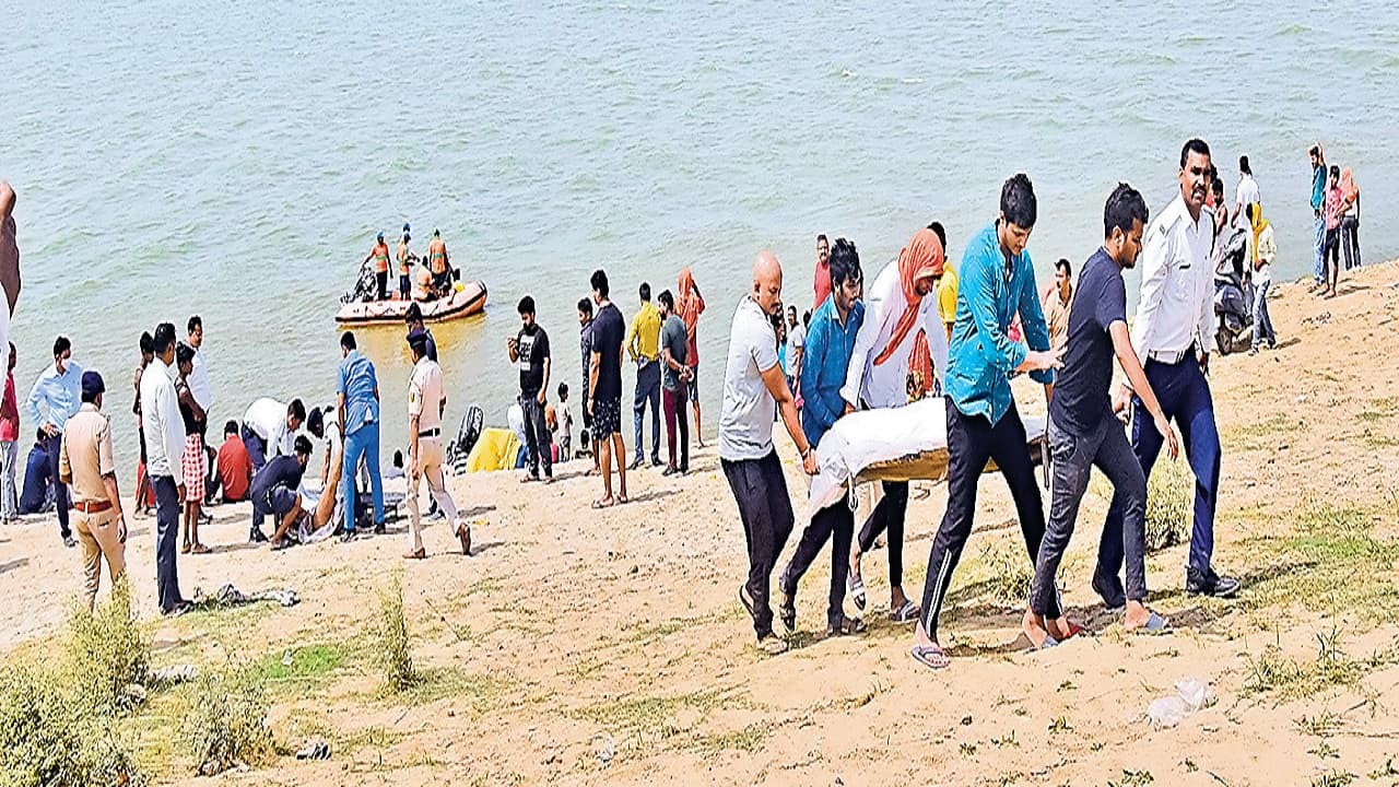 पटना गंगा में नहाने गये पुलिसकर्मियों के नौ बच्चों में तीन की डूब कर मौत, लापता युवक की तलाश जारी पटना गंगा में नहाने गये पुलिसकर्मियों के नौ बच्चों में तीन की डूब कर मौत, लापता युवक की तलाश जारी