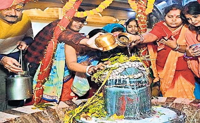 Mahashivratri 2022: महाशिवरात्रि पर आज महादेव बनेंगे दूल्हा, सजाये गये पटना के सभी शिव मंदिर Mahashivratri 2022: महाशिवरात्रि पर आज महादेव बनेंगे दूल्हा, सजाये गये पटना के सभी शिव मंदिर
