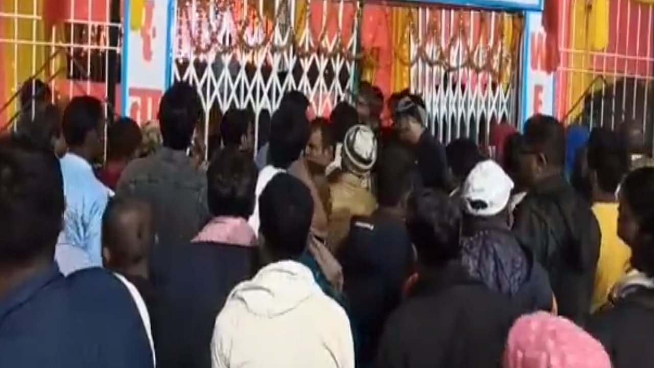 Sonepur Mela 2022: सोनपुर मेले के एक थिएटर में बवाल, दबंगों ने संचालक को पीटा, जानें पूरा मामला Sonepur Mela 2022: सोनपुर मेले के एक थिएटर में बवाल, दबंगों ने संचालक को पीटा, जानें पूरा मामला