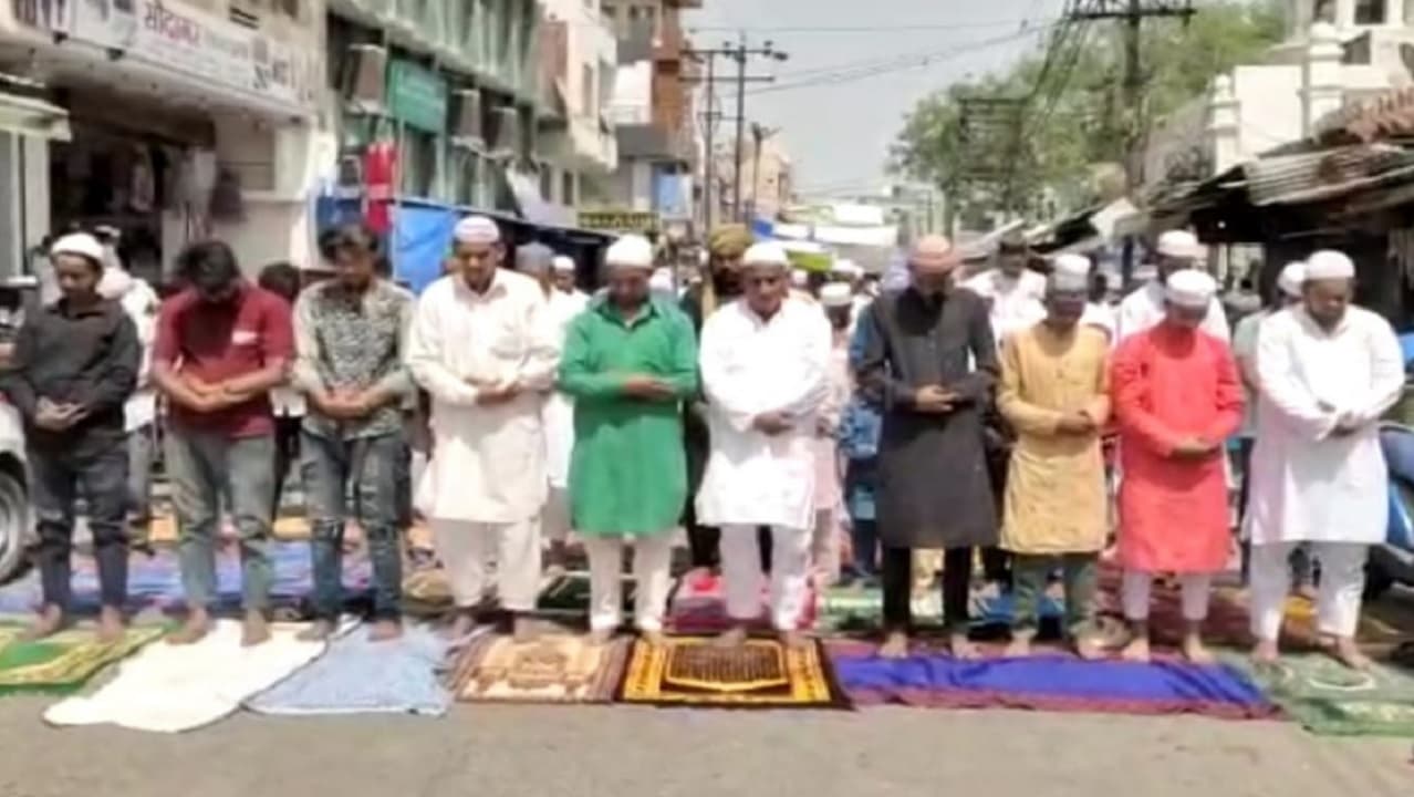 अलीगढ़ में जामा मस्जिद के बाहर सड़क पर अदा की गई नमाज, एसएसपी ने कहा- पहले के मुकाबले इस बार अपील का असर अलीगढ़ में जामा मस्जिद के बाहर सड़क पर अदा की गई नमाज, एसएसपी ने कहा- पहले के मुकाबले इस बार अपील का असर