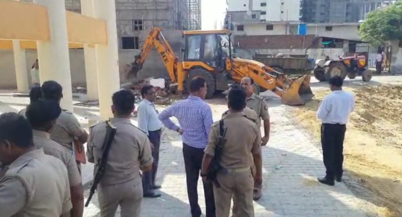 अलीगढ़ में सरकारी जमीन पर अवैध रूप से बनाई गयी मजार पर चला योगी का बुलडोजर, जिला प्रशासन ने कराया ध्वस्त अलीगढ़ में सरकारी जमीन पर अवैध रूप से बनाई गयी मजार पर चला योगी का बुलडोजर, जिला प्रशासन ने कराया ध्वस्त