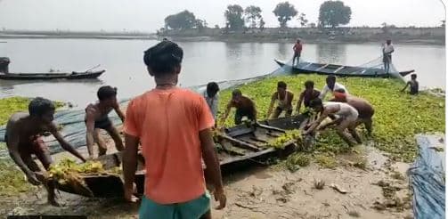 Kushinagar Boat Accident: कुशीनगर में हुआ बड़ा हादसा, नारायणी नदी में पलटी नाव, तीन लोगों की हुई मौत Kushinagar Boat Accident: कुशीनगर में हुआ बड़ा हादसा, नारायणी नदी में पलटी नाव, तीन लोगों की हुई मौत