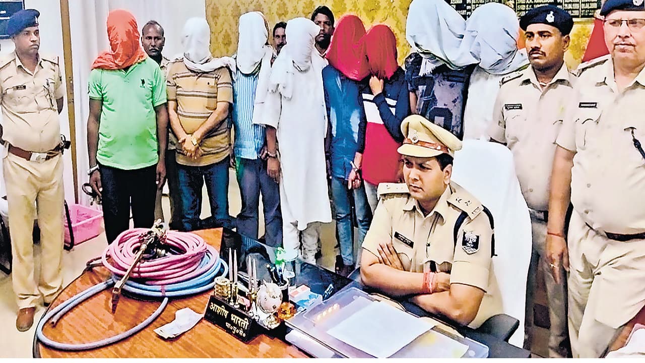 Bihar News: एसडीओ निकला लोहे के 60 फुट लंबा पुल चोरी का मास्टरमाइंड, आठ लोग गिरफ्तार Bihar News: एसडीओ निकला लोहे के 60 फुट लंबा पुल चोरी का मास्टरमाइंड, आठ लोग गिरफ्तार