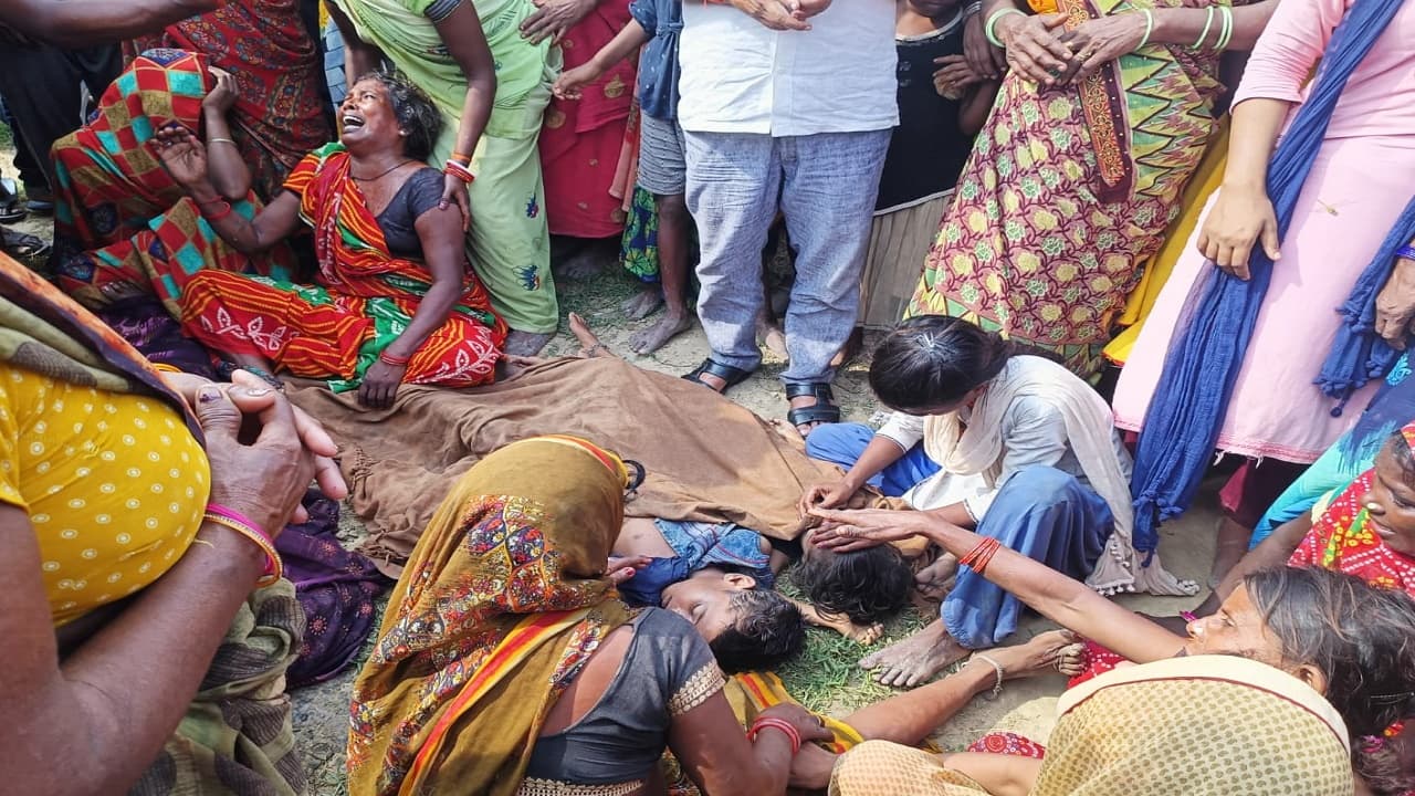 कैमूर में महिला ने तीन बच्चों को लेकर कुएं में लगाई छलांग, सभी की मौत, जांच में जुटी पुलिस कैमूर में महिला ने तीन बच्चों को लेकर कुएं में लगाई छलांग, सभी की मौत, जांच में जुटी पुलिस