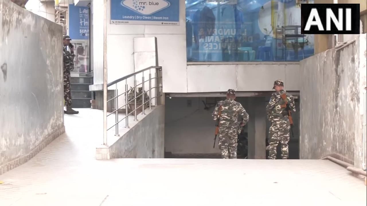 जदयू MLC राधाचरण व उनके करीबी सहयोगी के ठिकानों पर तीसरे दिन भी छापेमारी जारी, करोड़ों के मिल चुके ट्रांजेक्शन जदयू MLC राधाचरण व उनके करीबी सहयोगी के ठिकानों पर तीसरे दिन भी छापेमारी जारी, करोड़ों के मिल चुके ट्रांजेक्शन