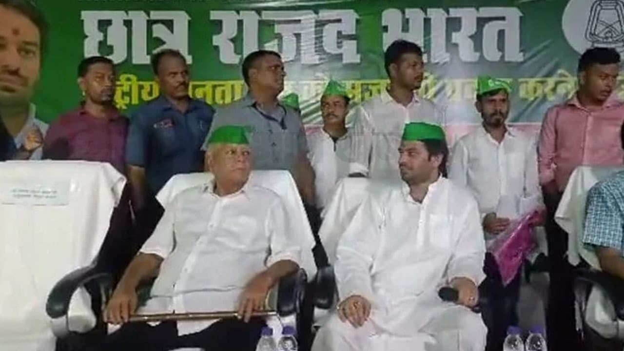 विदेश में घूम-घूमकर जगह तलाश रहे हैं नरेंद्र मोदी, बोले लालू यादव- सब कुछ छोड़कर देश के लिए लड़ें विदेश में घूम-घूमकर जगह तलाश रहे हैं नरेंद्र मोदी, बोले लालू यादव- सब कुछ छोड़कर देश के लिए लड़ें
