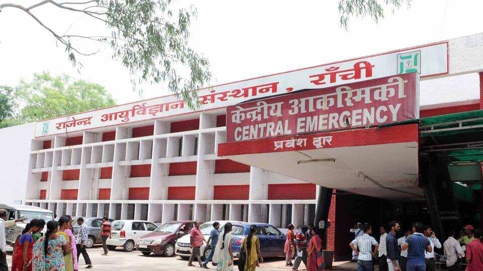 Jharkhand News: रिम्स इमरजेंसी में टला बड़ा हादसा, फायर एक्सटिंग्विशर से अचानक तेजी से निकलने लगी थी गैस Jharkhand News: रिम्स इमरजेंसी में टला बड़ा हादसा, फायर एक्सटिंग्विशर से अचानक तेजी से निकलने लगी थी गैस