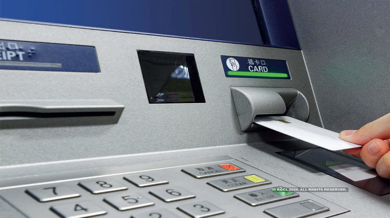 Bank News: फ्री समझकर बार-बार ATM इस्तेमाल तो नहीं कर रहे आप? यहां जानिए कैसे पैसा वसूलती है बैंक
