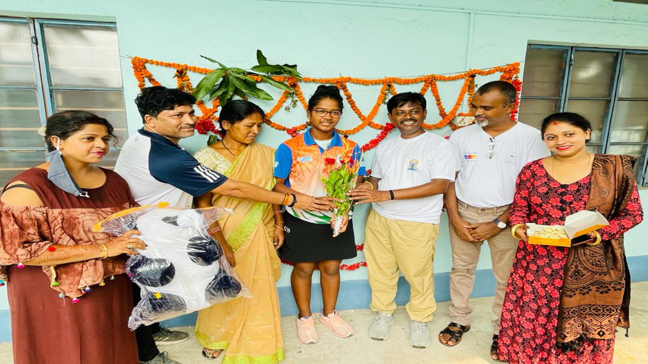 तीरंदाज कोमोलिका बारी और कोच पूर्णिमा महतो के जमशेदपुर पहुंचने पर हुआ स्वागत, आर्चरी संघ ने किया सम्मानित तीरंदाज कोमोलिका बारी और कोच पूर्णिमा महतो के जमशेदपुर पहुंचने पर हुआ स्वागत, आर्चरी संघ ने किया सम्मानित