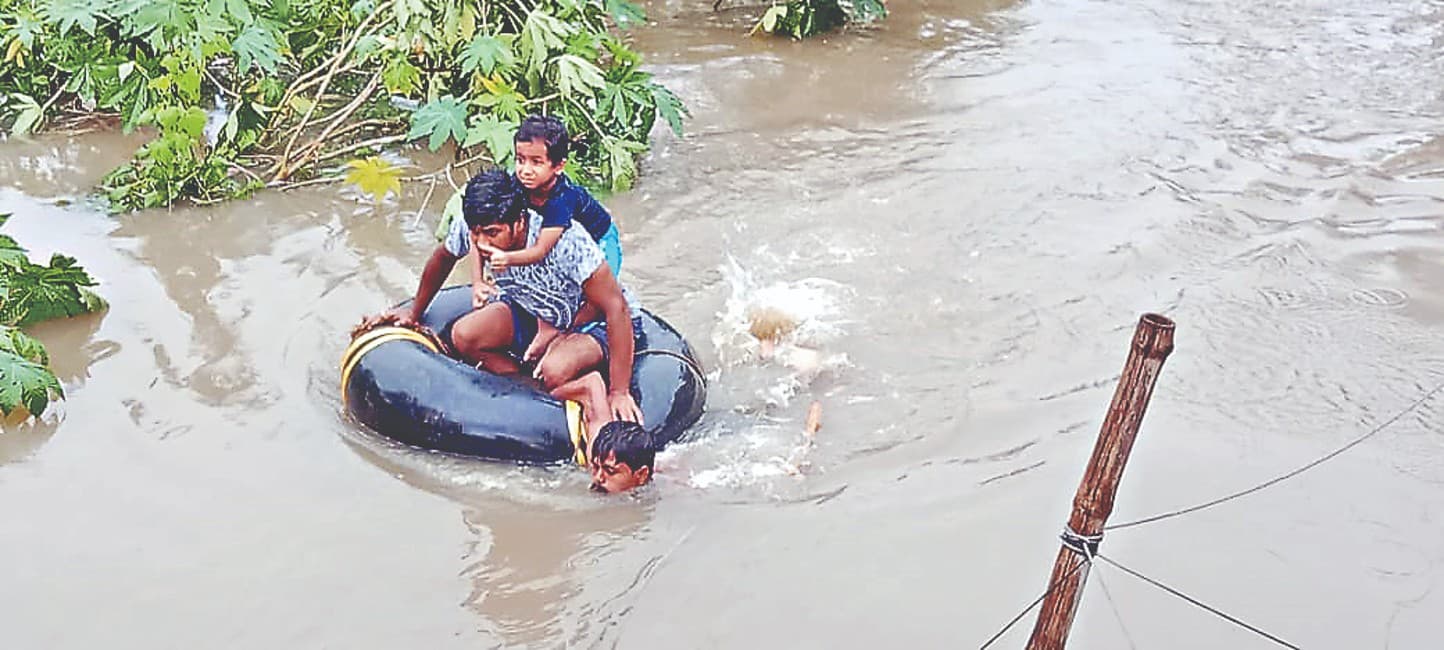 Heavy Rain: आसनसोल में मची तबाही, 3 की मौत, सेना उतरी, 24 घंटे में रिकॉर्ड 345.60 मिमी बारिश Heavy Rain: आसनसोल में मची तबाही, 3 की मौत, सेना उतरी, 24 घंटे में रिकॉर्ड 345.60 मिमी बारिश