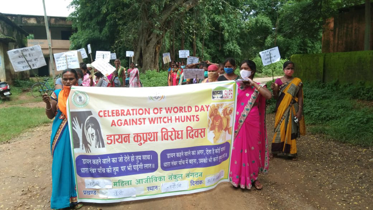 लोहरदगा के सभी ब्लॉक में डायन प्रथा को रोकने के लिए जनजागरूकता अभियान, निकाली गयी रैली, हुआ पौधरोपण लोहरदगा के सभी ब्लॉक में डायन प्रथा को रोकने के लिए जनजागरूकता अभियान, निकाली गयी रैली, हुआ पौधरोपण