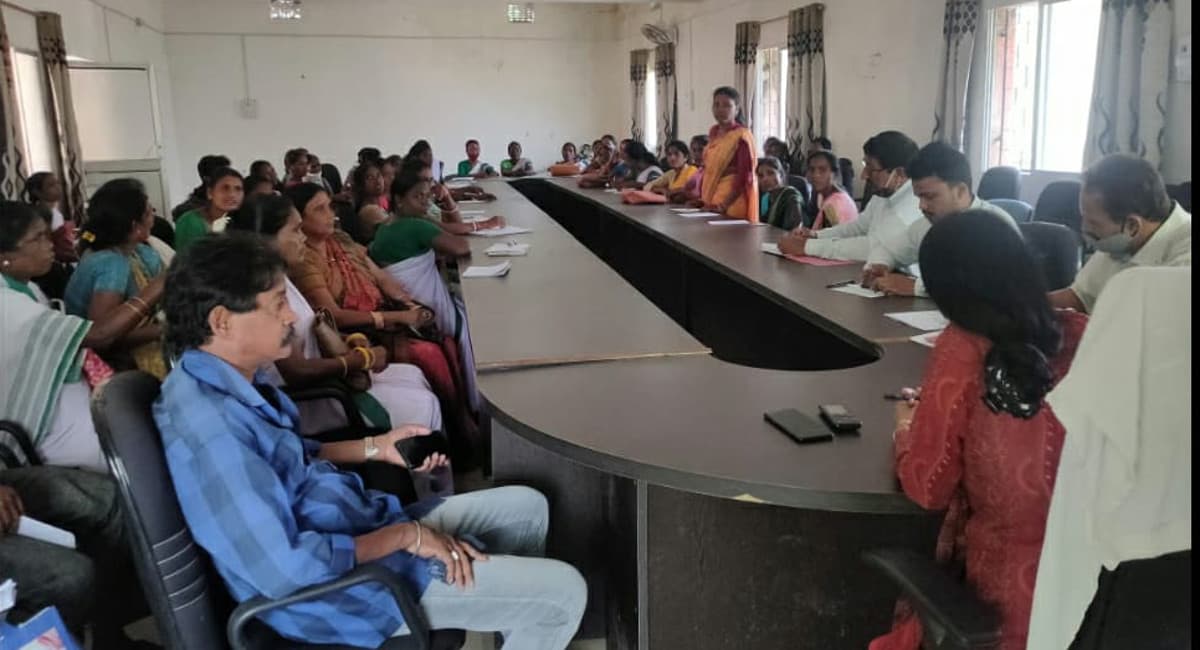 Jharkhand News : गुमला में सहिया दीदी से वसूले जा रहे हैं 5-5 हजार रुपये, BDO की जांच में हुई पुष्टि Jharkhand News : गुमला में सहिया दीदी से वसूले जा रहे हैं 5-5 हजार रुपये, BDO की जांच में हुई पुष्टि