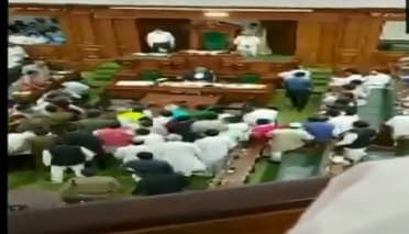 बिहार विधानसभा में सत्ता पक्ष और विपक्ष के नेताओं के बीच धक्कामुक्की, वेल में आकर पलट दी कुर्सी, देखें वीडियो बिहार विधानसभा में सत्ता पक्ष और विपक्ष के नेताओं के बीच धक्कामुक्की, वेल में आकर पलट दी कुर्सी, देखें वीडियो