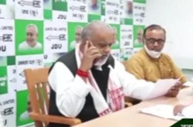 Bihar: नीतीश सरकार के मंत्री का बेगूसराय के DIG साहेब ने नहीं उठाया फोन, जानें पूरा मामला Bihar: नीतीश सरकार के मंत्री का बेगूसराय के DIG साहेब ने नहीं उठाया फोन, जानें पूरा मामला