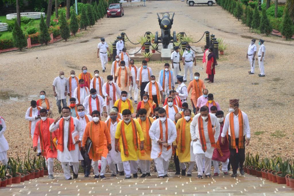शुभेंदु से मुलाकात के बाद गवर्नर जगदीप धनखड़ ने ममता पर फिर बोला हमला, कहा- बंगाल में अंतिम सांसें गिन रहा है लोकतंत्र शुभेंदु से मुलाकात के बाद गवर्नर जगदीप धनखड़ ने ममता पर फिर बोला हमला, कहा- बंगाल में अंतिम सांसें गिन रहा है लोकतंत्र