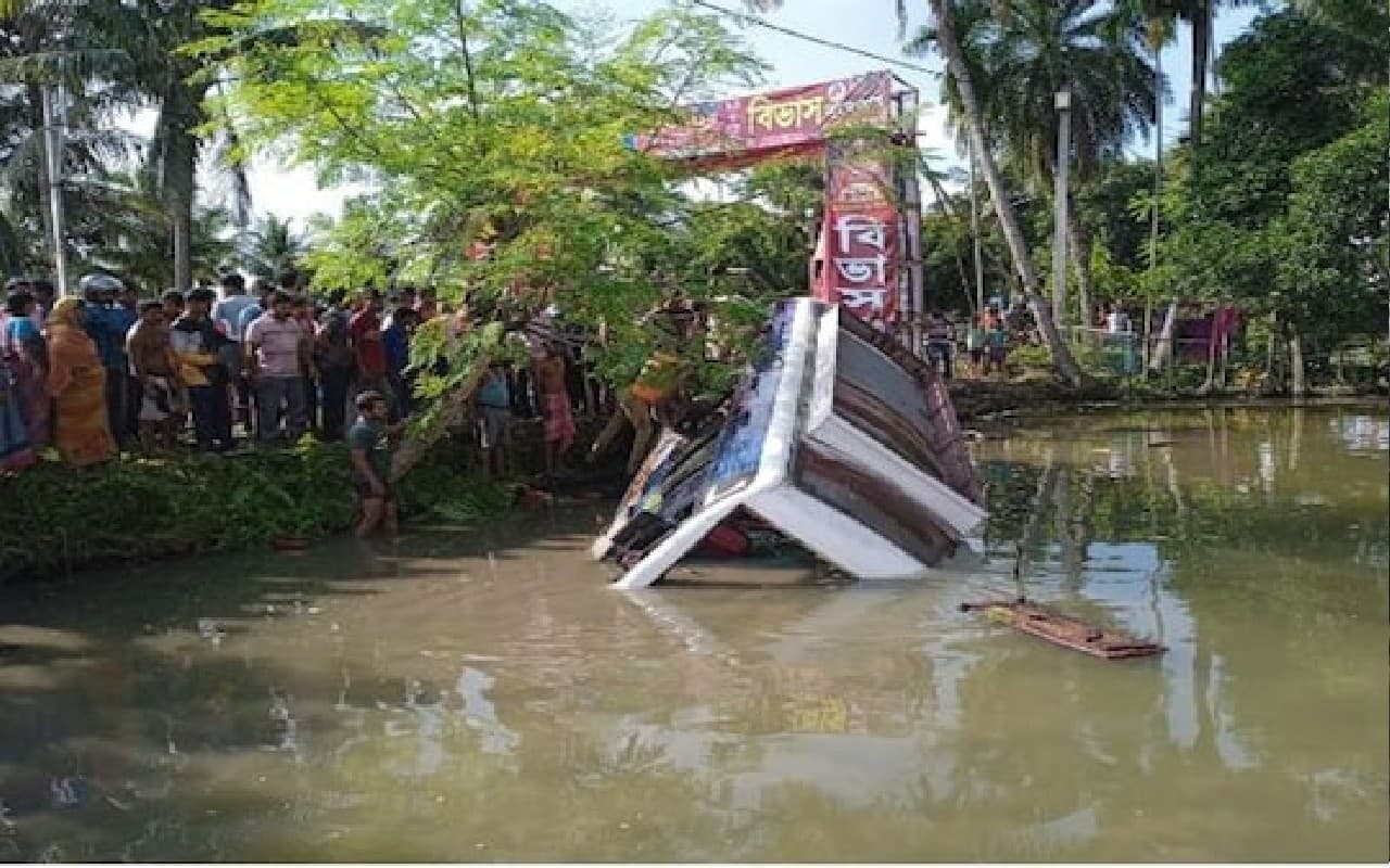 West Bengal: हल्दिया में बड़ा बस हादसा, यात्रियों से भरी बस तालाब में गिरी, कई घायल West Bengal: हल्दिया में बड़ा बस हादसा, यात्रियों से भरी बस तालाब में गिरी, कई घायल